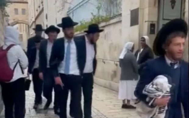 影片畫面為極端正統派猶太人朝著舊城區內的修女吐口水（照片來源：以色列時報）