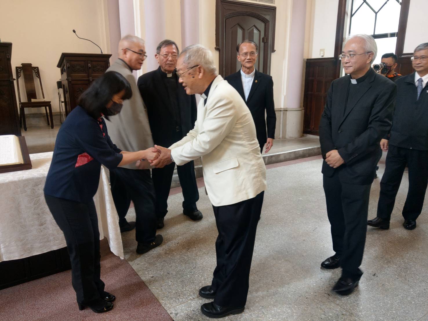 台灣聖經公會眾董事以握手禮表達對新任總幹事鍾淑惠牧師的接納（梁敬彥攝影）