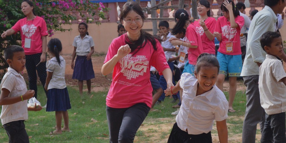 在柬埔寨小學進行的遊戲活動。(圖/YMCA國際海外志工臉書翻攝)