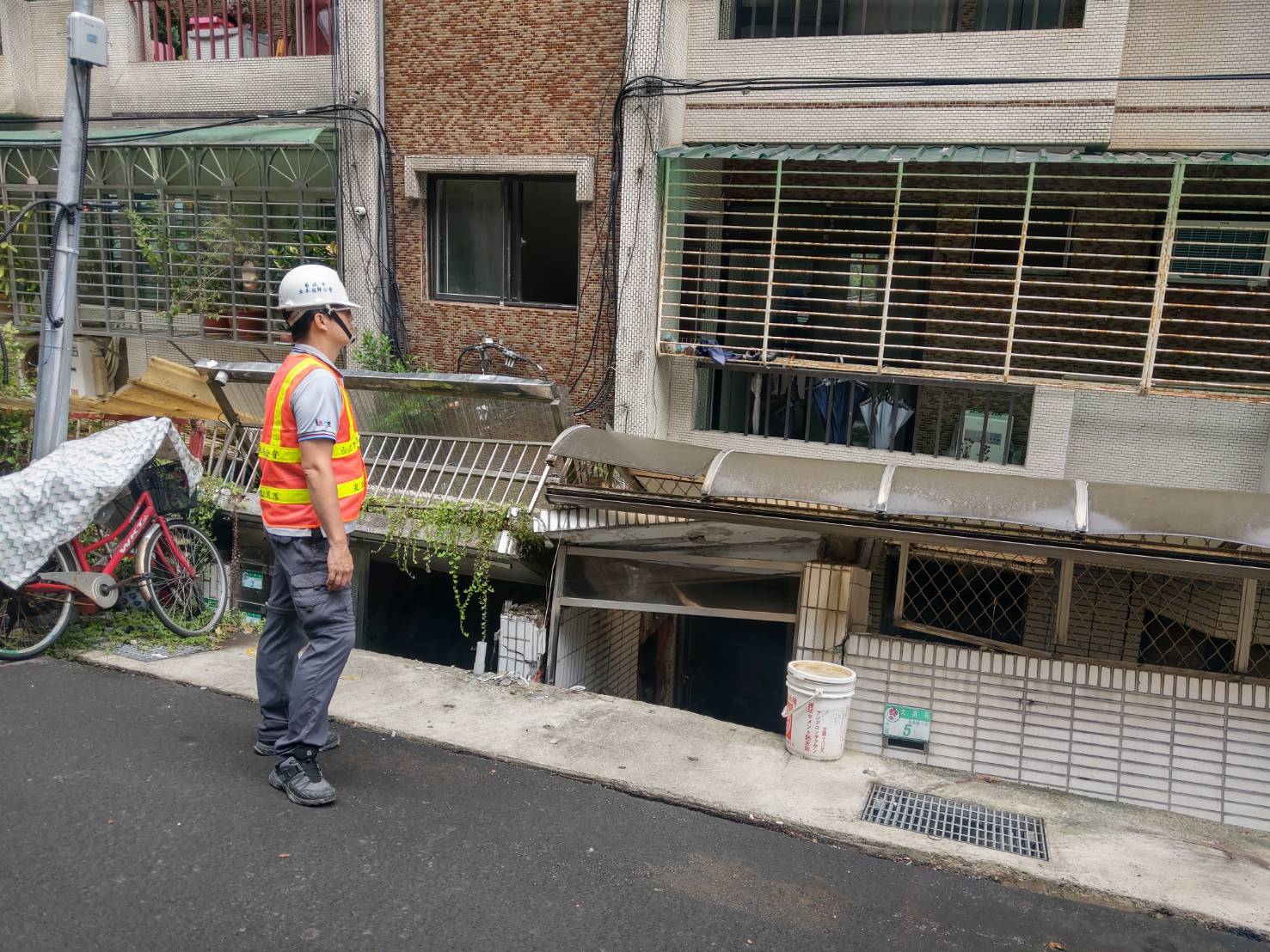 安身立命的住家傾倒，是人生難以承受之重。（梁敬彥攝影）