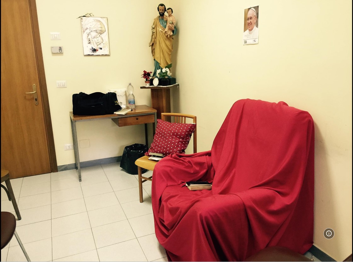 阿摩特神父的辦公室非常簡樸，他在此與尋求協助的人懇談。（翻攝自imdb.com）