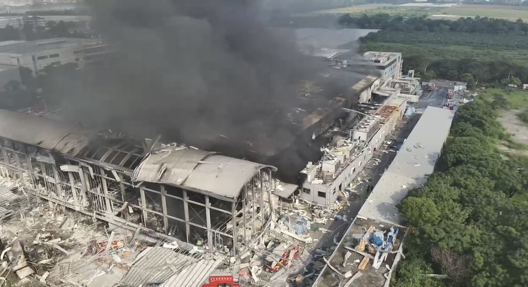 大火濃煙蔓延整座工廠。（圖／屏東縣政府提供）