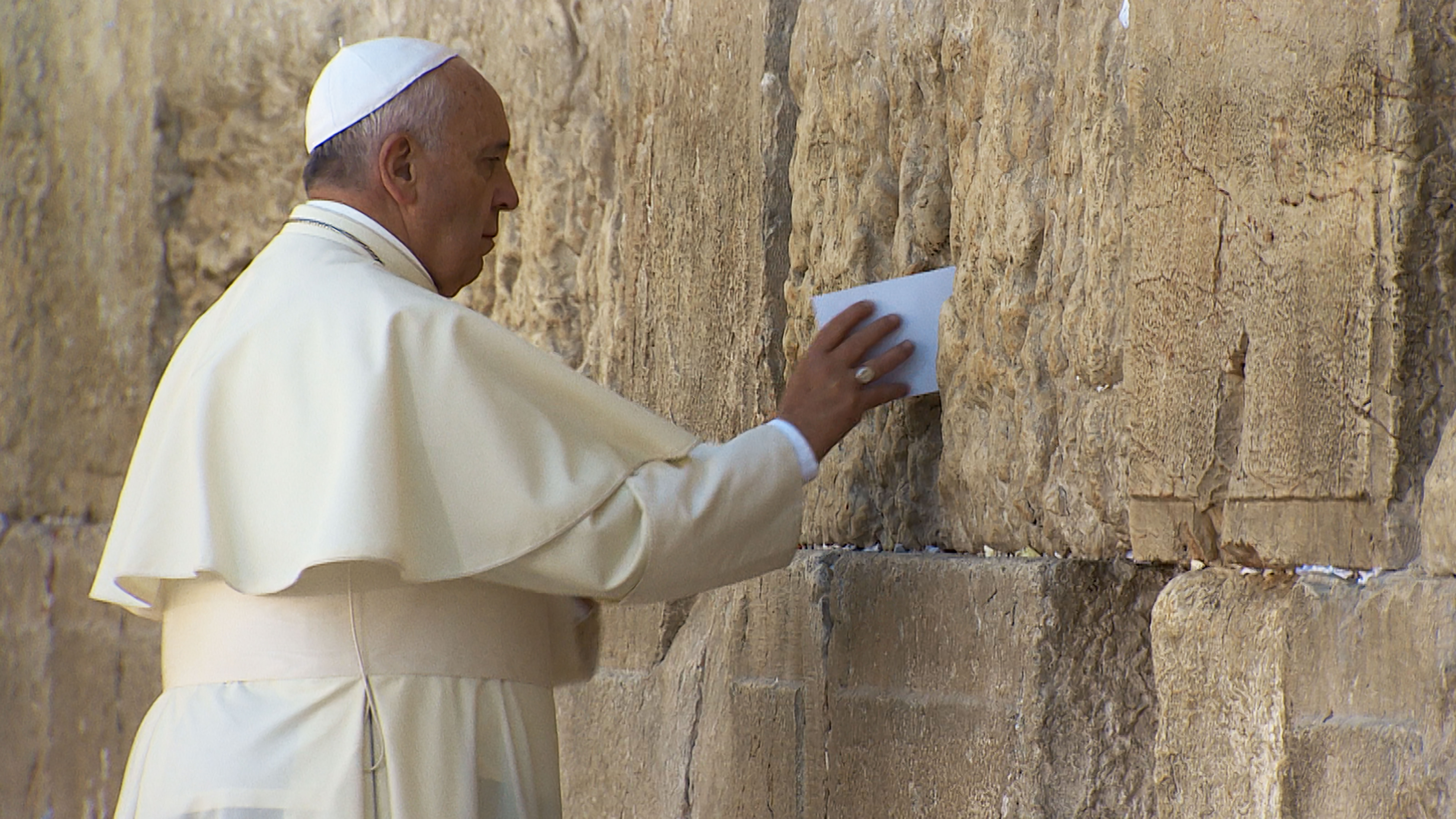 方濟各在耶路撒冷哭牆禱告將禱詞塞入城牆縫隙。