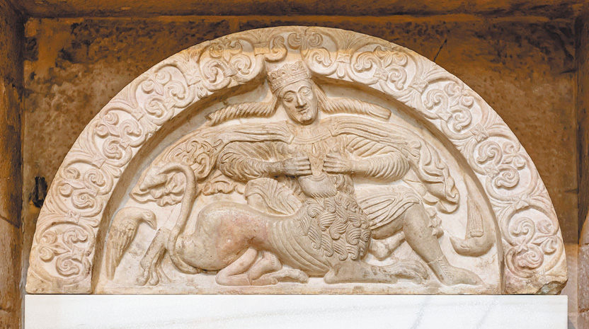 圖3. Samson Slaying the Lion, church portal tympanum      of the St. Stephen's Cathedral, 1230-1250; Gurk, Austria