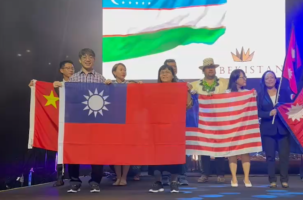 羅邦明牧師夫婦代表獻上中華民國國旗。（圖／台灣ICEJ）