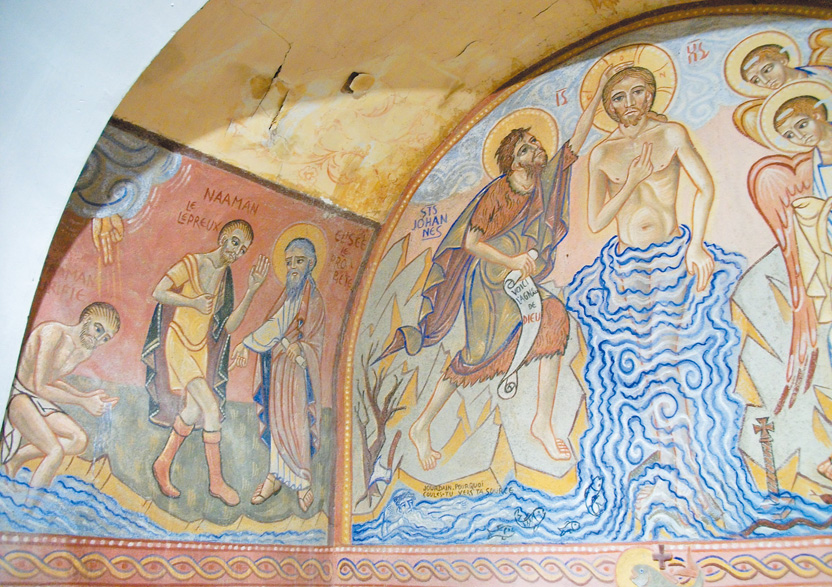 法國教堂（Église Saint-Laurent de Mauléon-Barousse）壁畫將乃縵得醫治和耶穌受洗並列。（來源：維基）