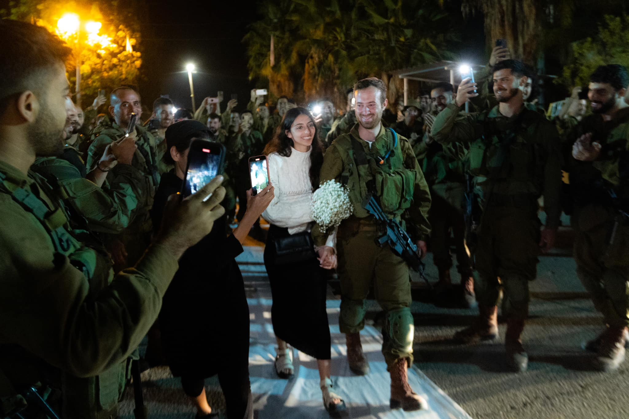 以色列情侶在參戰時選擇結婚，共同攜手人生旅程。（圖／IDF臉書）