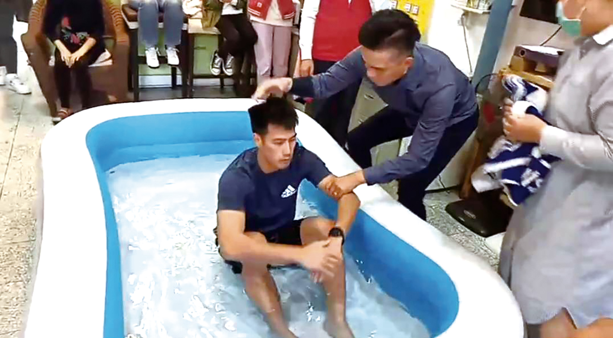 楊俊瀚在教會接受許恩溢牧師的洗禮。（圖／許恩溢牧師提供）