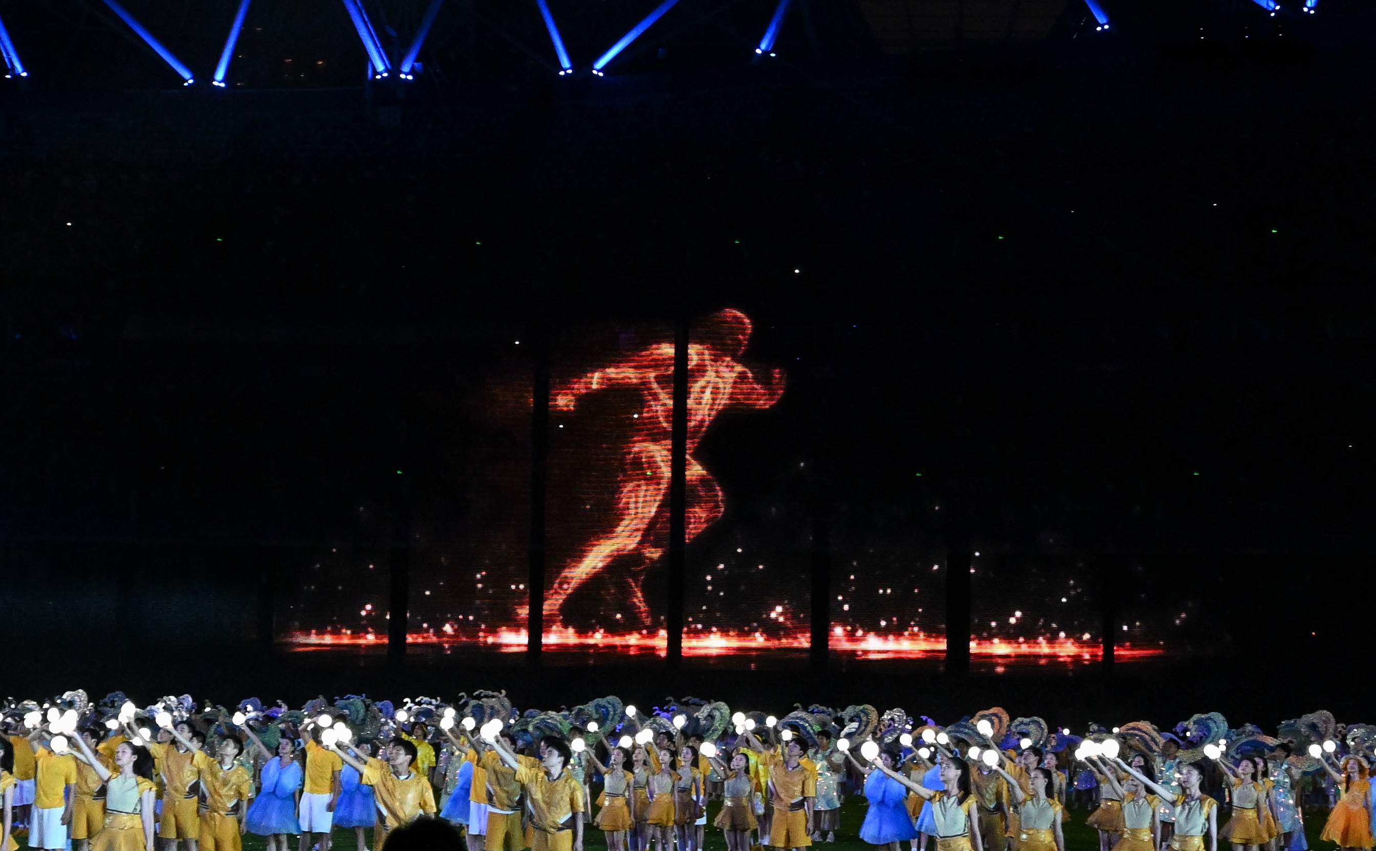 杭州亞運閉幕式，大螢幕打出奔跑中的選手動畫（中華奧會提供）