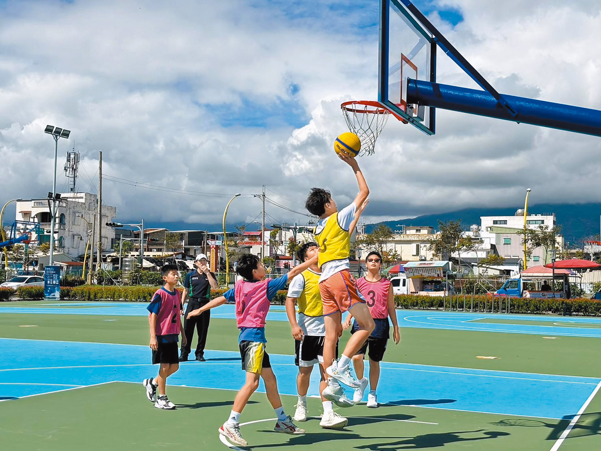 飛揚三對三籃球賽，從國中到社青有60隊參加。