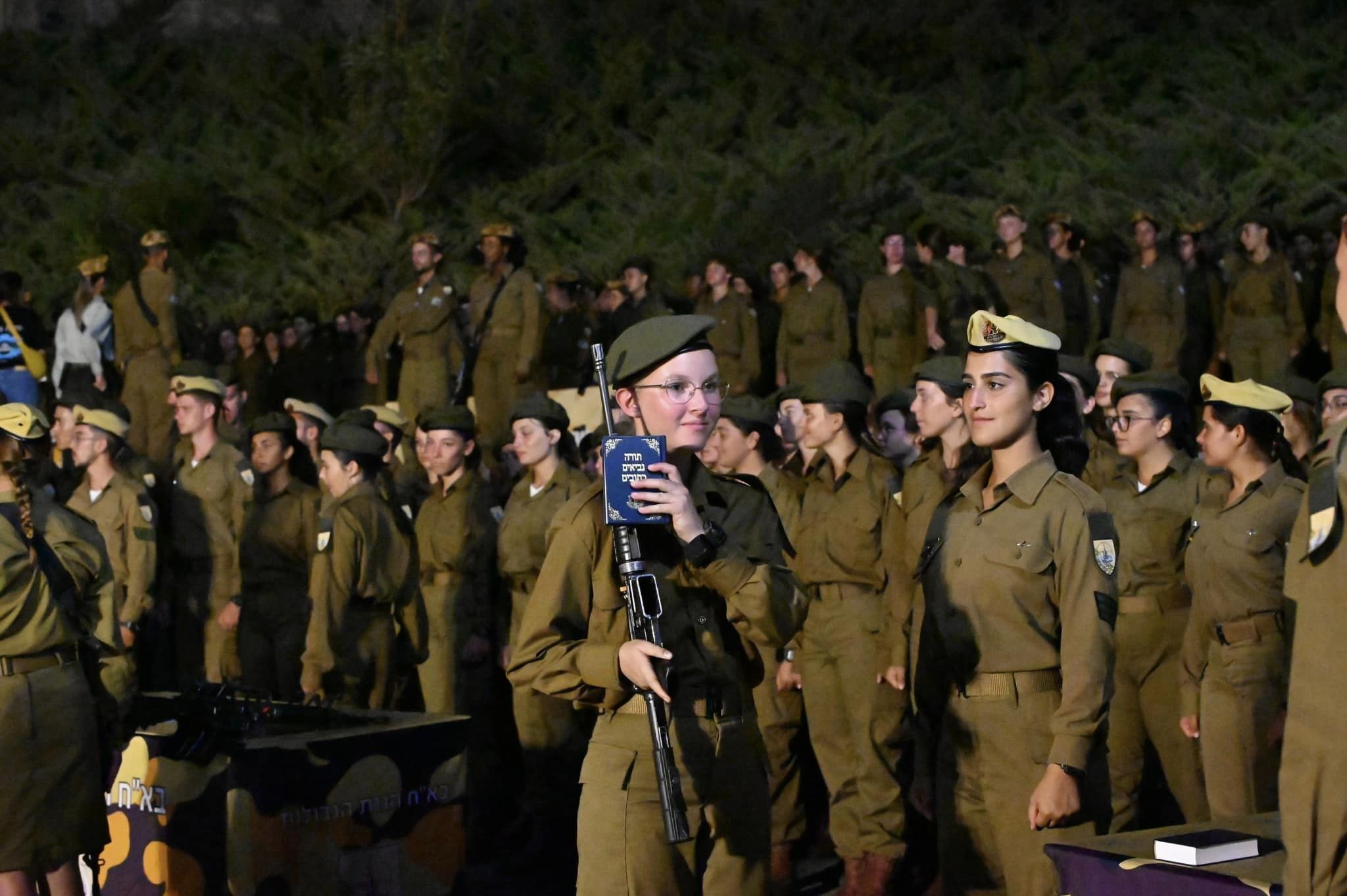 以色列女兵手持希伯來聖經宣誓加入對抗哈瑪斯戰爭行列。（圖／IDF臉書）