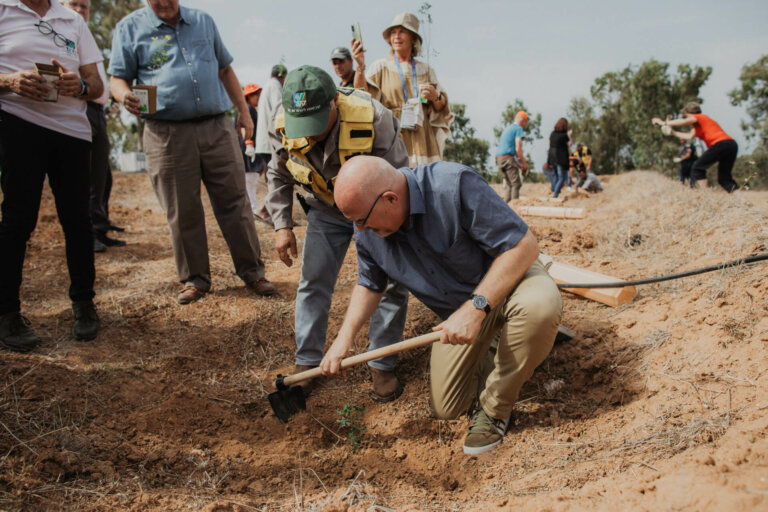 ICEJ總裁猶根．布勒博士（Jürgen Bühler）在距離加薩邊境150公尺處的貝里森林（Be’eri Forest）種植了一棵樹。