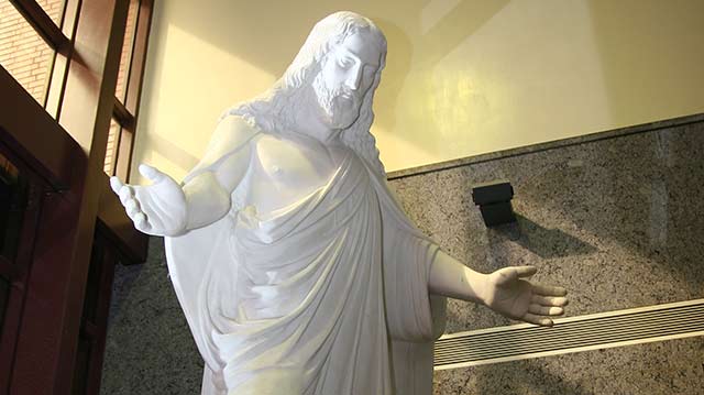 在就像門諾醫院門診大廳內，矗立著一尊巨大的耶穌像，鼓勵每個人學習像耶穌一樣用愛來擁抱病患群眾，醫治病患的身、也安慰他們的靈。(圖/門諾網站翻攝)