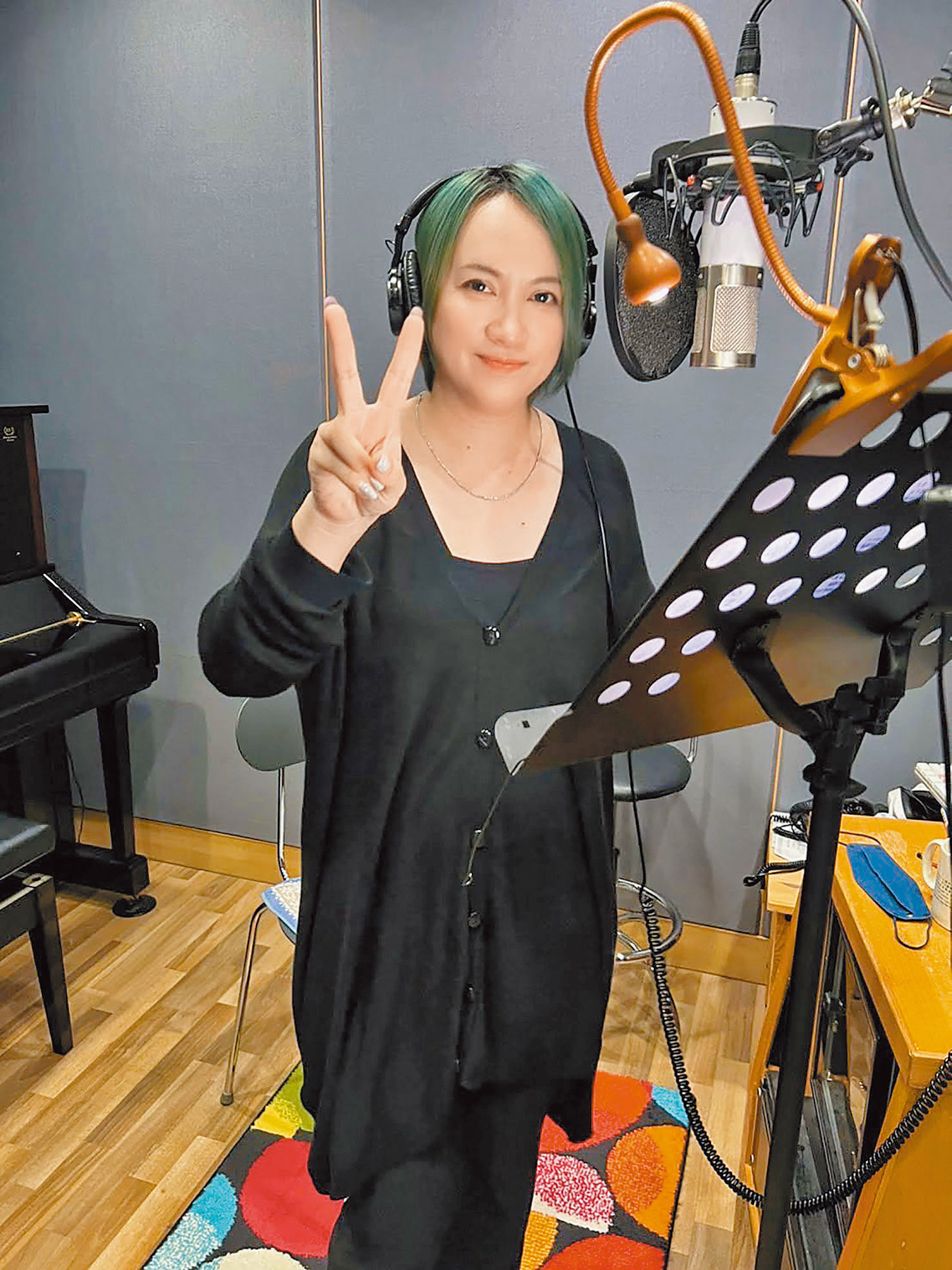 李若蘭師母錄製新聲得獎歌曲「等候」。（受訪者提供）