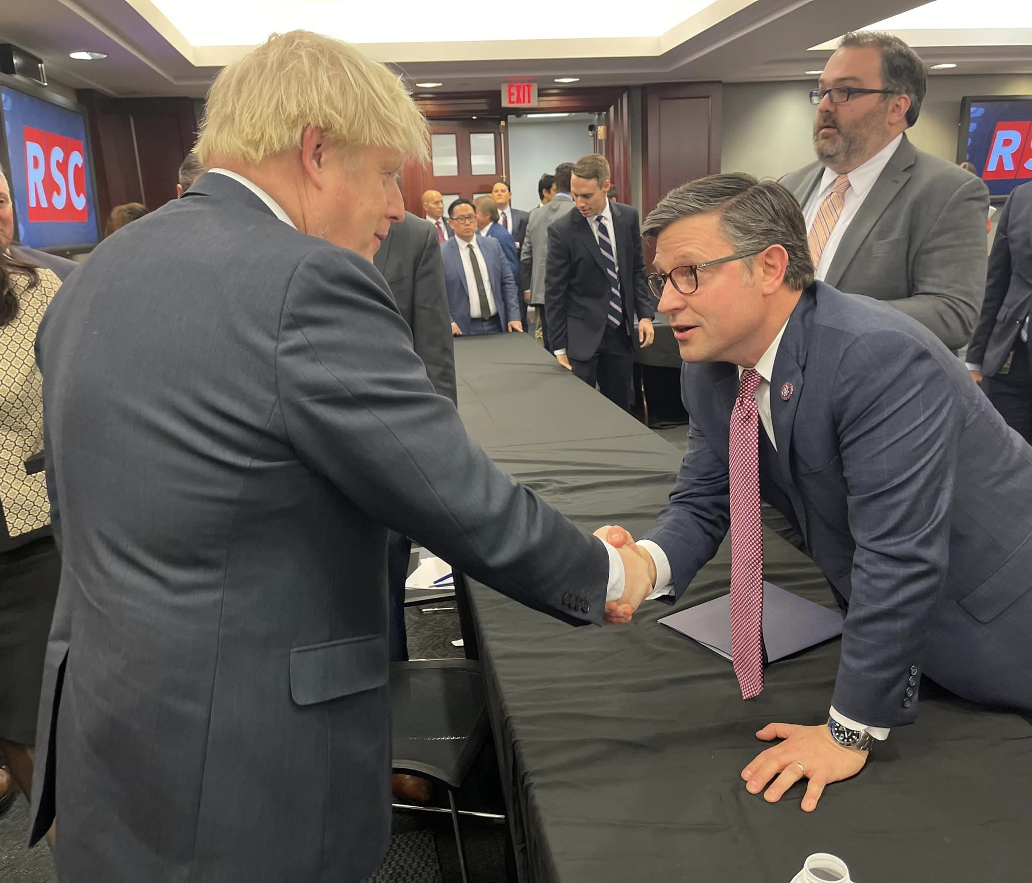 強生任路易斯安那州眾議員時與來訪的英國前首相強生握手。（圖／翻攝自FB@Speaker Mike Johnson）