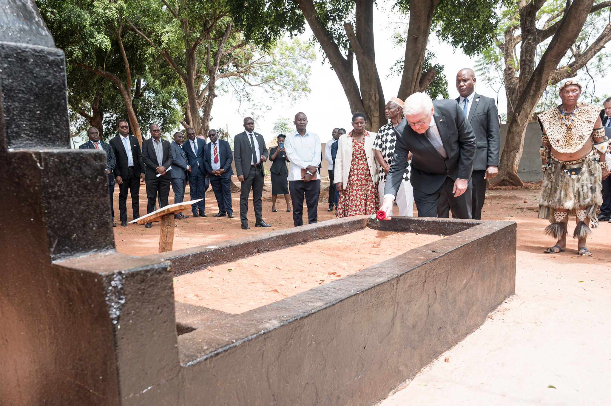在坦尚尼亞民族英雄墓前致敬。（圖／翻攝自FB@Bundespraesident.Steinmeier）