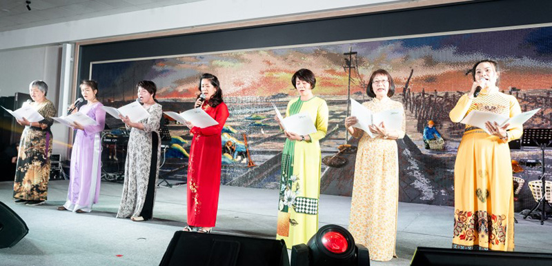 越南新住民演唱丹薇分享見證。(圖/台灣西海岸發展協會提供)