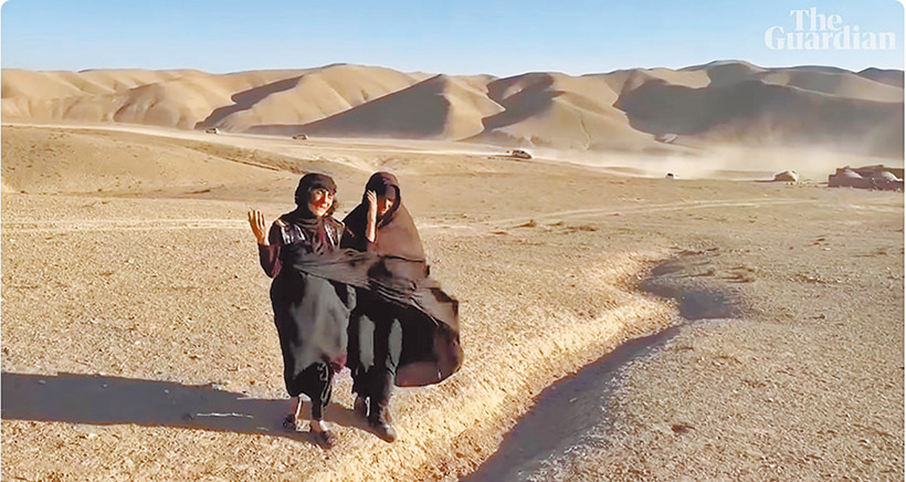 阿富汗婦女在強震後尋找親人。（圖／YouTube@TheGuardian影片截圖）
