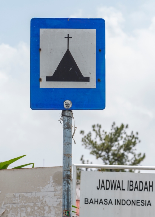 標示為教會的印尼道路交通標誌。（圖／Wikimedia）
