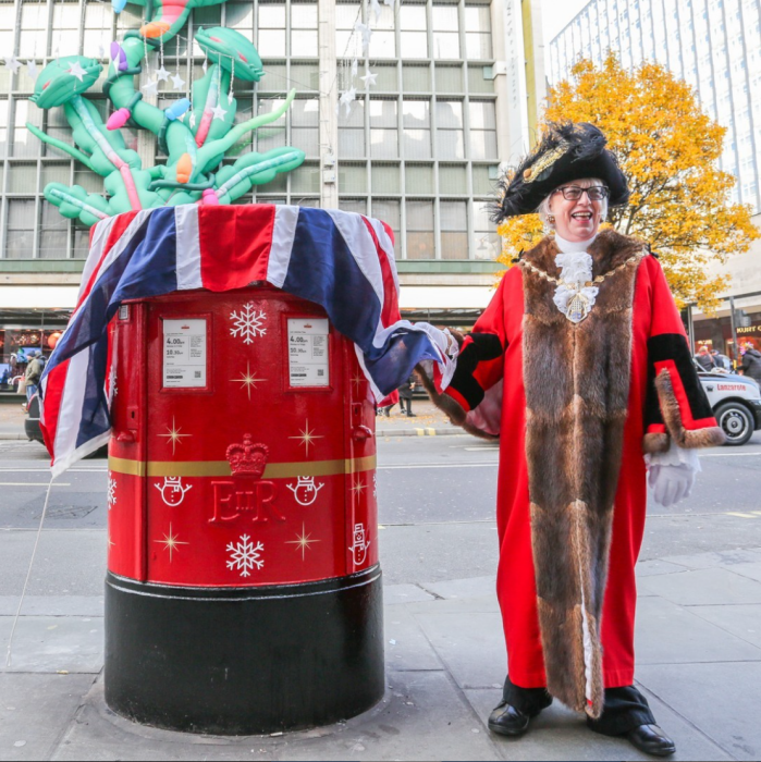 倫敦牛津街上布置會唱聖誕頌歌的郵筒。（圖／翻攝自IG@royalmailofficial）