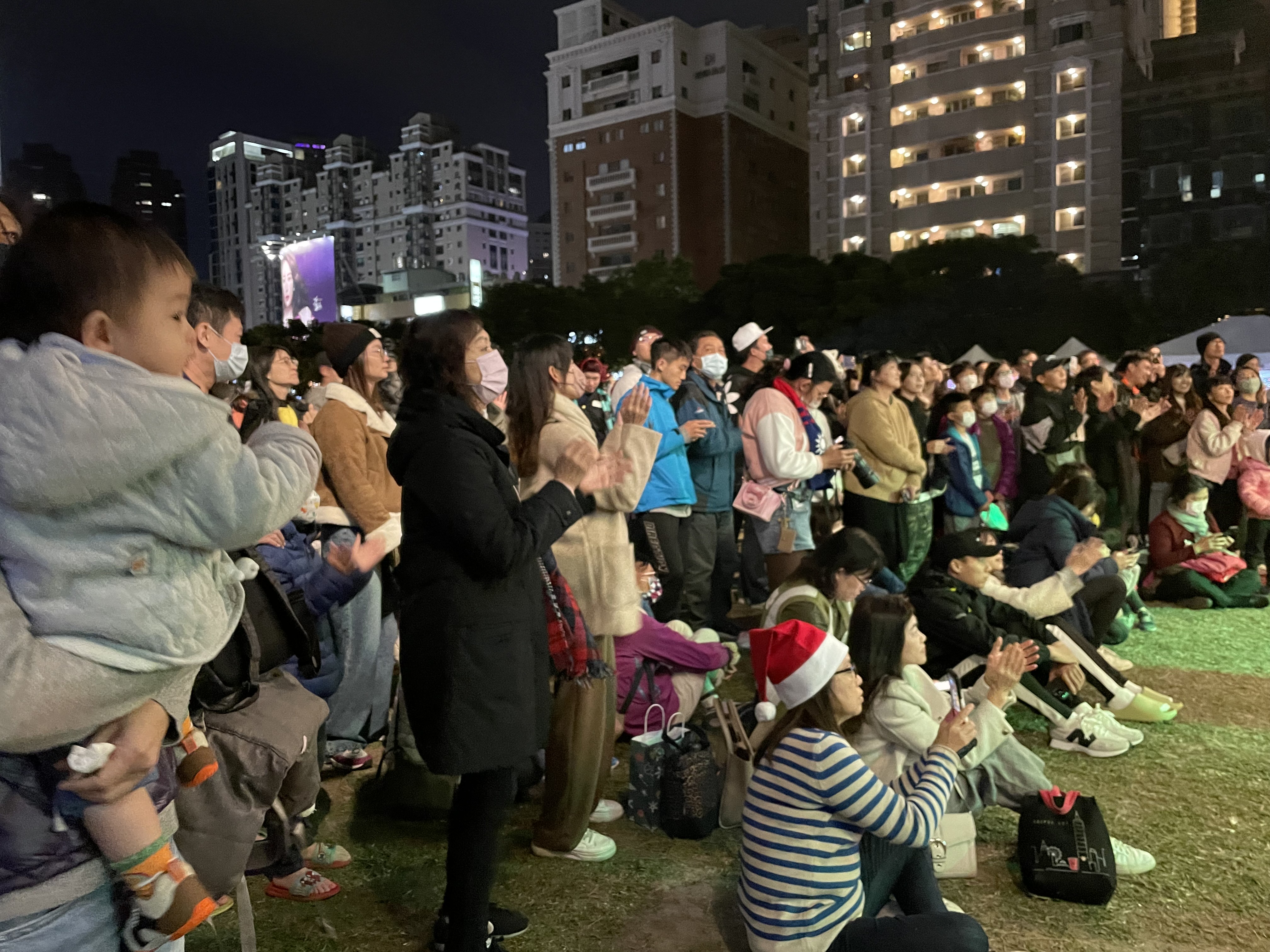 台上演唱吸引年輕人。(圖/李容珍攝影)