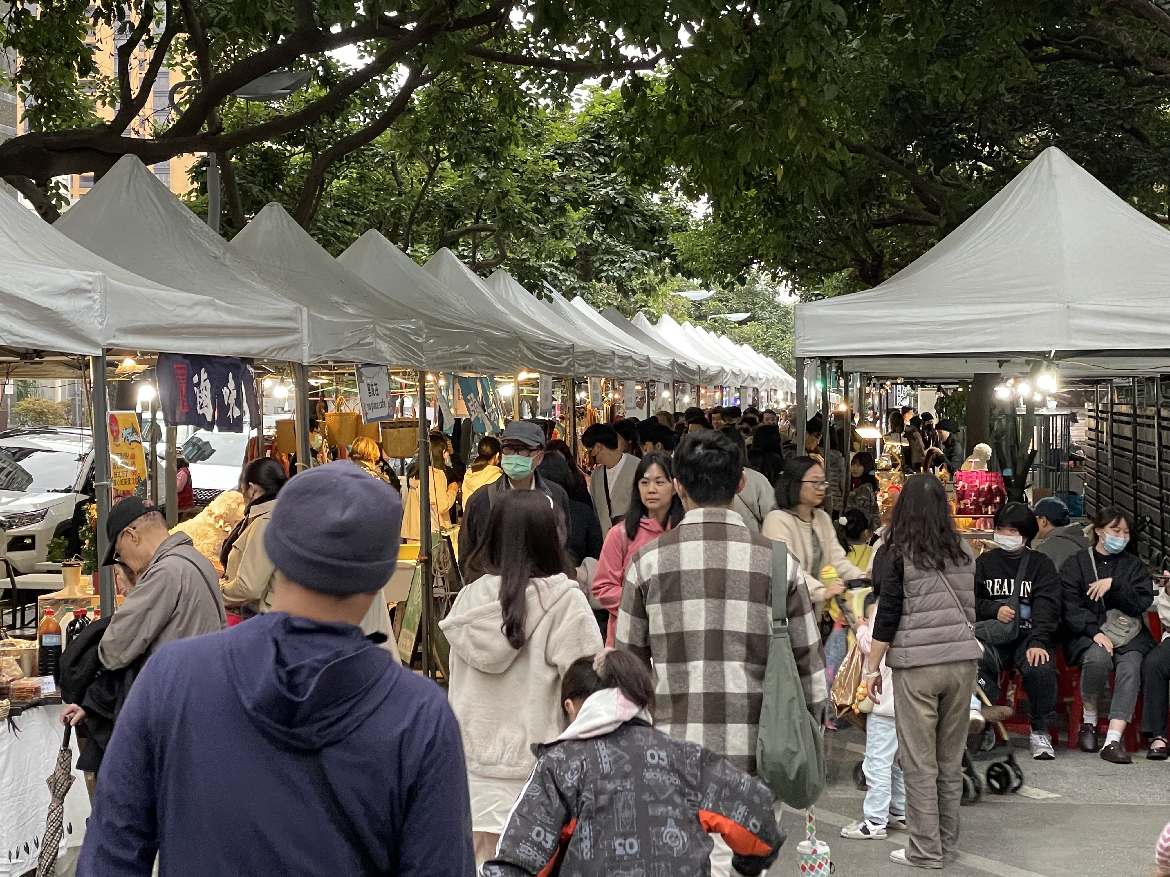 熱鬧的市集。(圖/李容珍攝影)