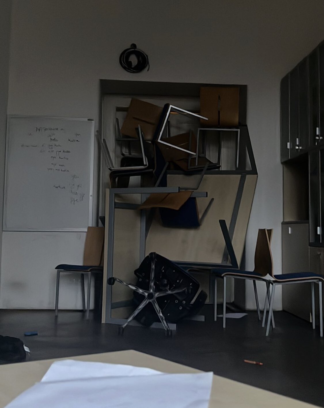 學生用桌椅擋住教室的門，防範槍手襲擊。（圖／翻攝自X @visegrad24）