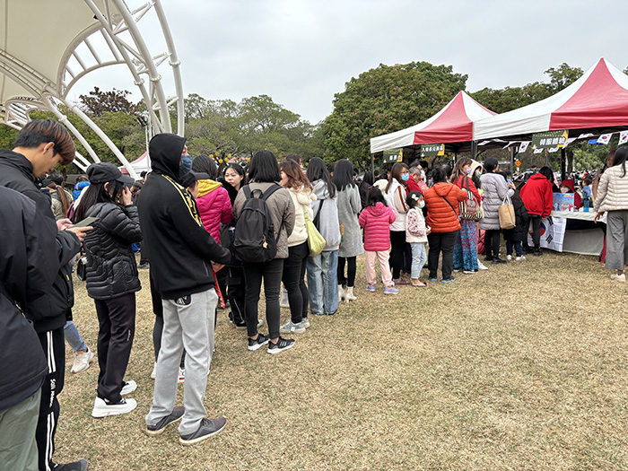 體驗韓服登記排長龍。(圖/李容珍攝影)