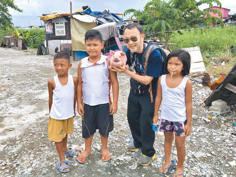 帶著布偶到菲律賓貧民區佈道。
