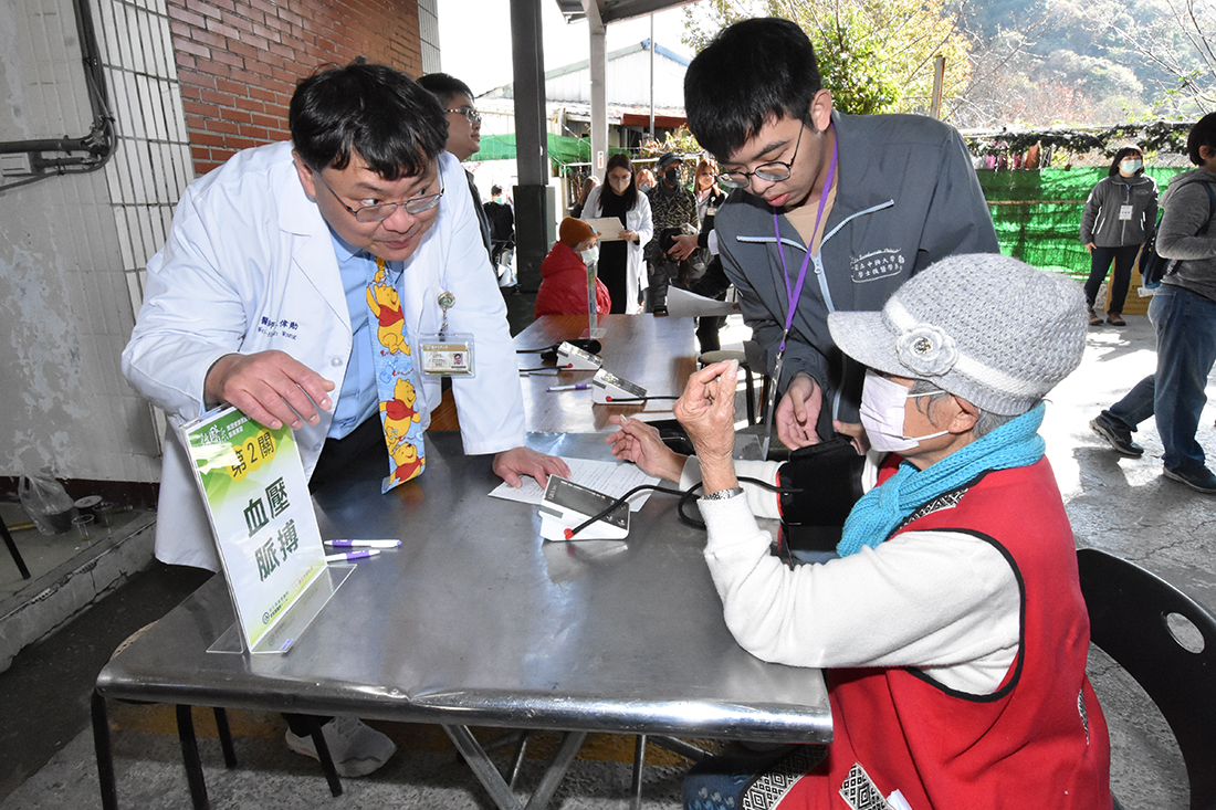 部落長輩接受血壓、脈搏檢測。(圖/彰基提供)