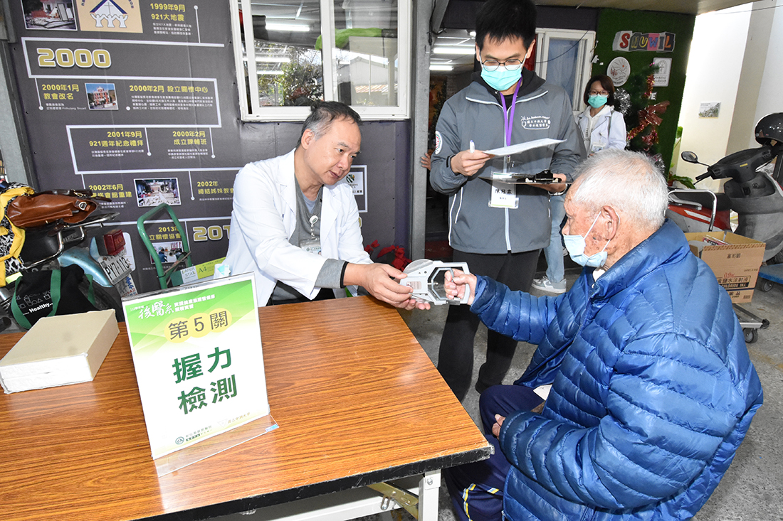 部落長輩接受握力檢測。(圖/彰基提供)