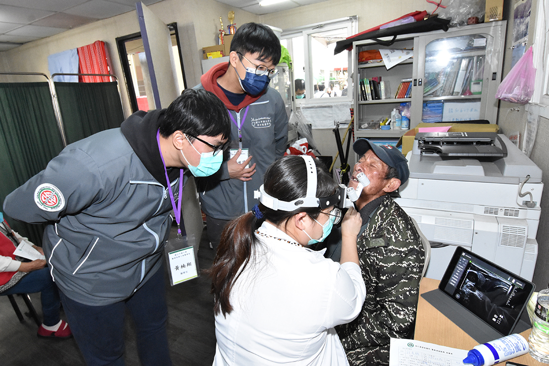 部落長輩接受耳鼻喉檢測。(圖/彰基提供)