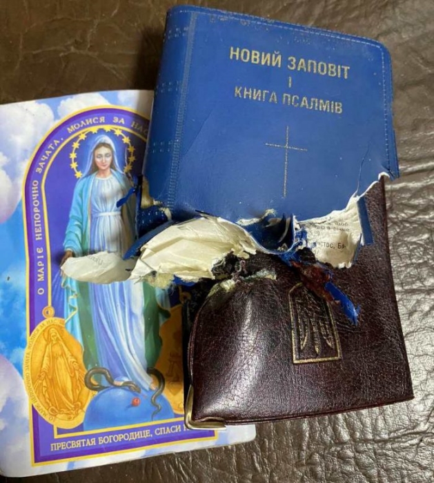 烏克蘭前線志工奧克薩娜．科爾琴斯卡分享受傷士兵被子彈打穿的聖經。(圖／翻攝自FB@korchynskaoksana）