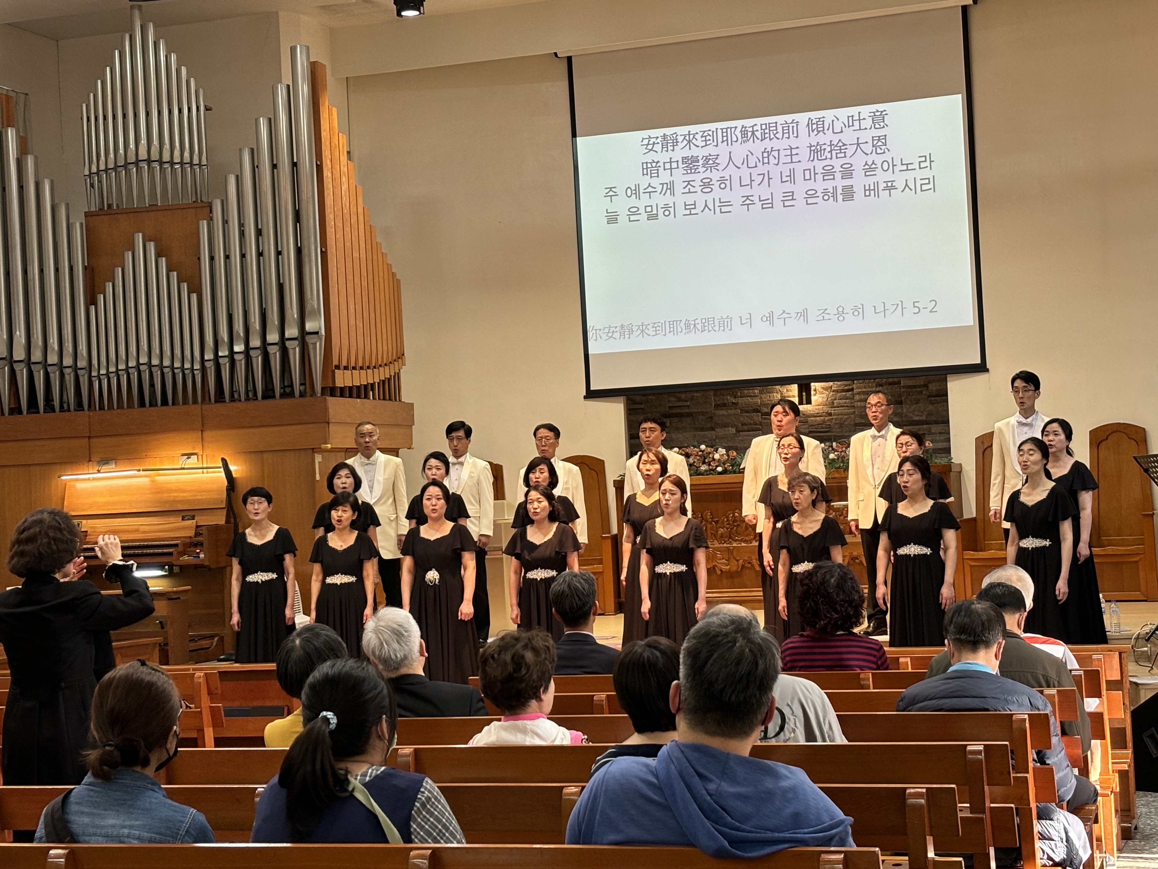 合唱團演唱韓國聖詩。(圖/李容珍攝影)