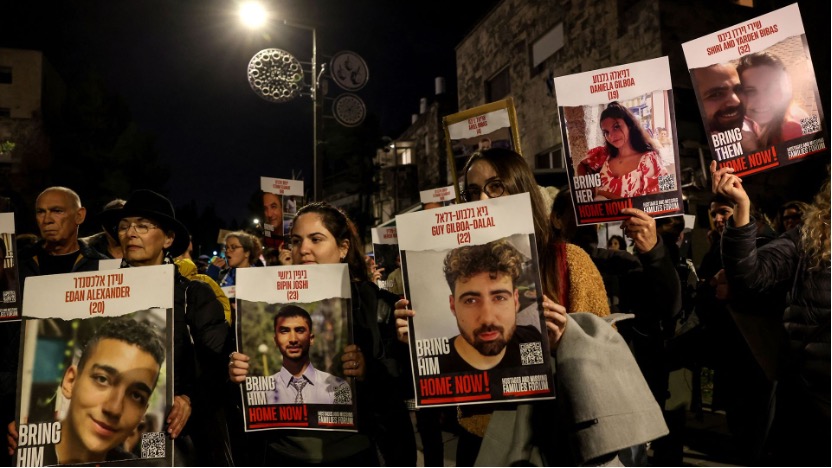 2024年1月22日，耶路撒冷的抗議者在集會上高舉被扣押在加薩的以色列人質的肖像，並要求釋放他們。（照片來源：Ahmad Gharabli/AFP via Getty Images）