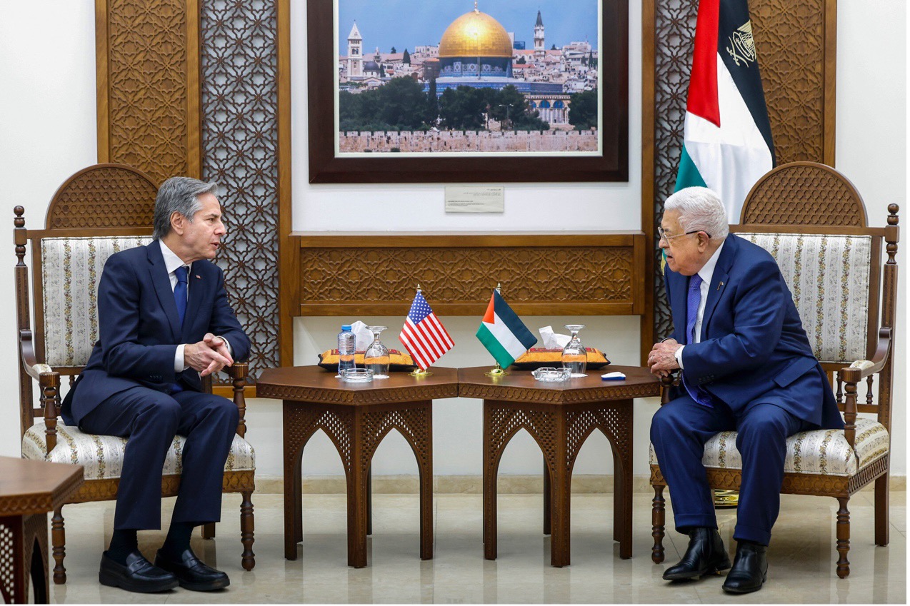 美國國務卿安東尼．布林肯（Antony Blinken，左）於 2024年1月10日在約旦河西岸拉馬拉（Ramallah）會見巴勒斯坦自治政府主席馬哈茂德．阿巴斯（Mahmoud Abbas）。（照片來源：Evelyn Hockstein/Pool/AFP）