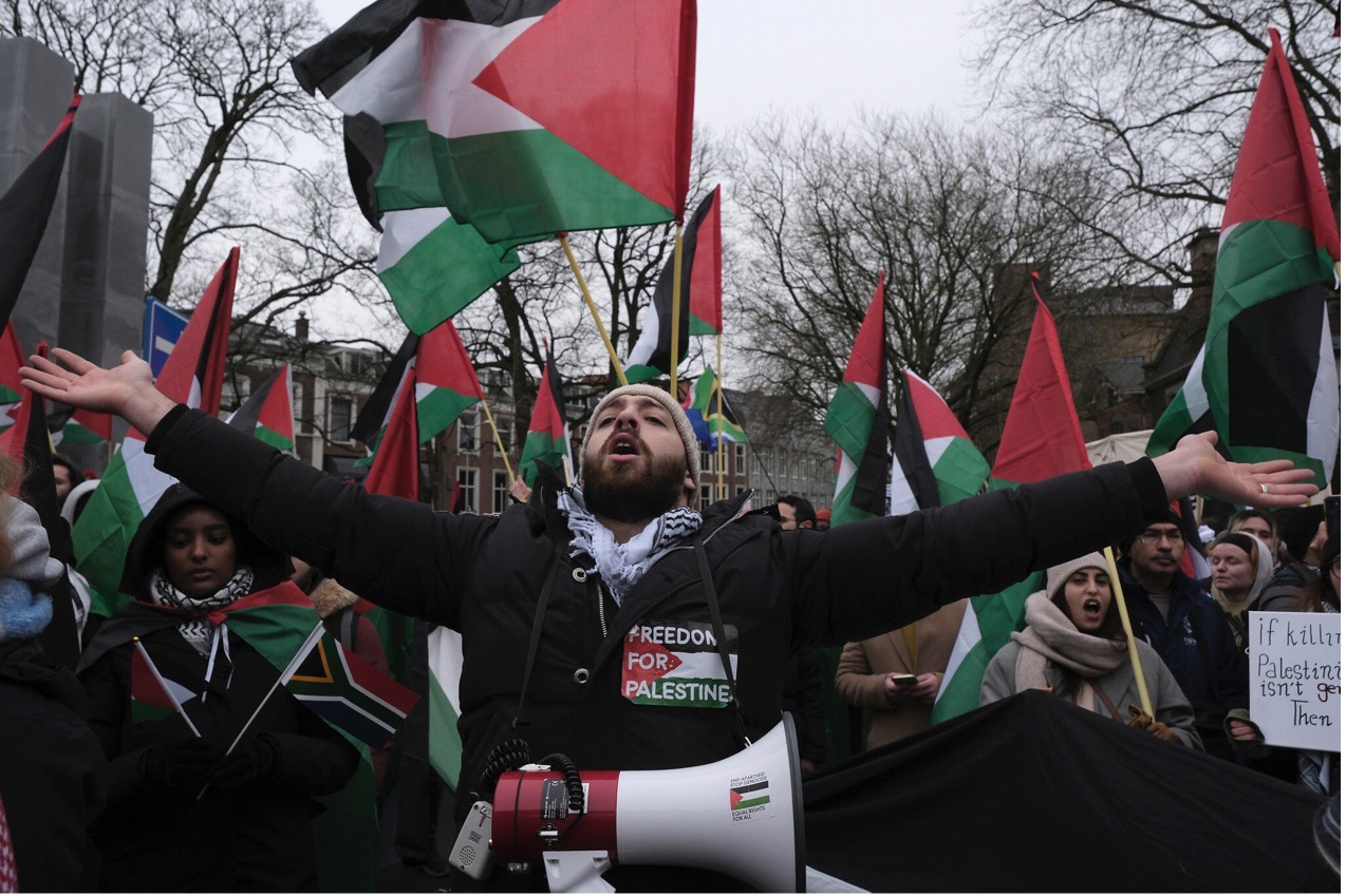 2024年1月12日，國際法院外聲援巴勒斯坦人的抗議民眾。（照片來源：AP Photo/Patrick Post））