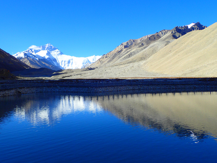 位於海拔5200公尺的西藏珠峰登山活動基地，可遠眺8848公尺高的珠穆朗瑪峰。（作者提供）