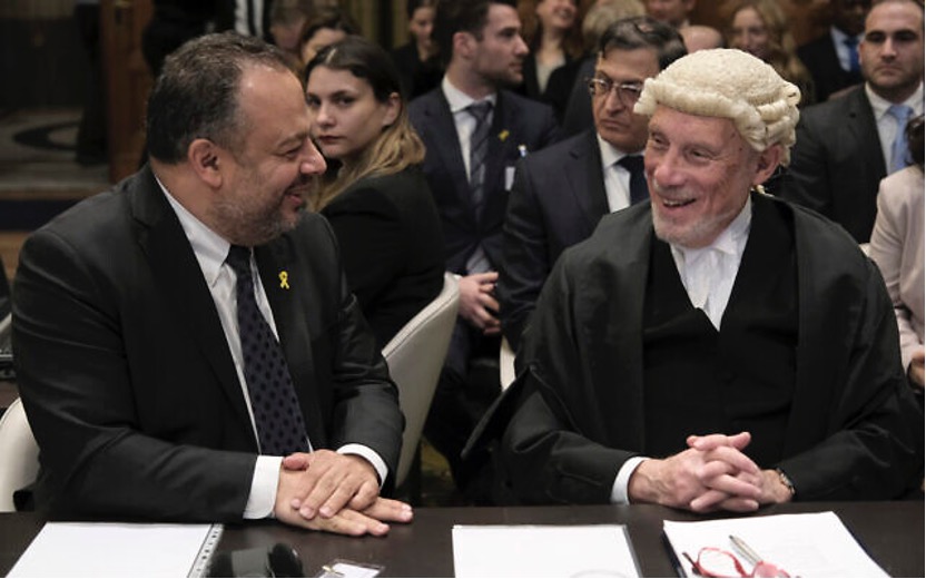 2024年1月12日，為以色列方辯論的以色列外交部法律顧問塔爾．貝克爾（Tal Becker，左）與英國法學家馬爾科姆．肖（Malcolm Shaw，圖右）。（照片來源：AP Photo/Patrick Post）