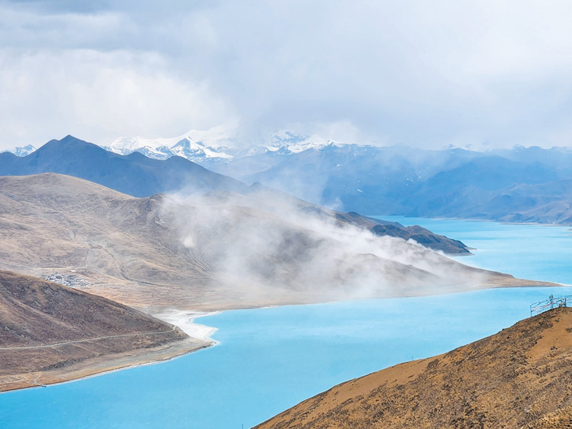 海拔高度4441公尺的羊卓雍錯湖，藏語意為「天鵝之湖」。（作者提供）