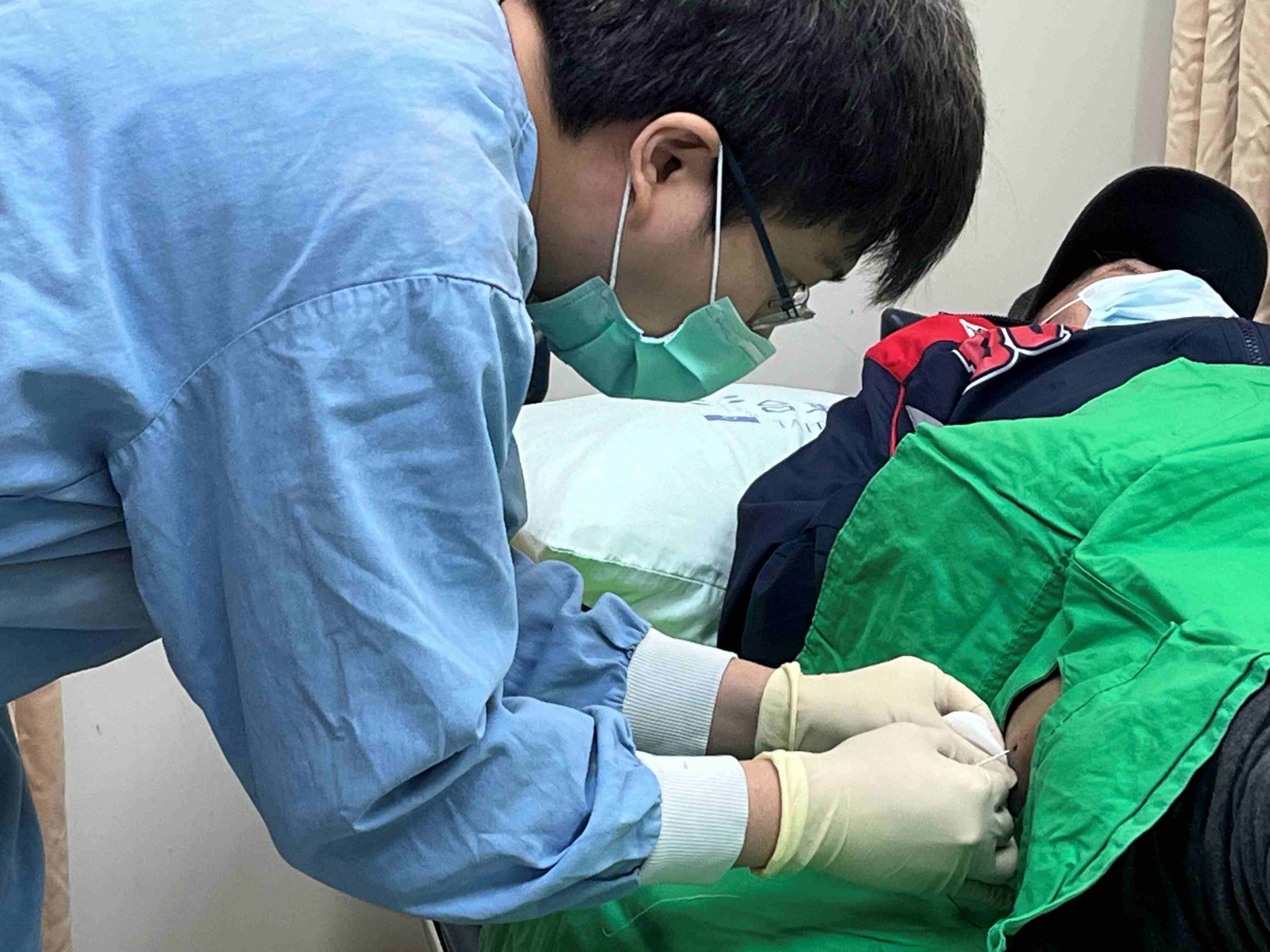 由國泰綜合醫院前來支援的一般外科醫師李柏慶為東基緊急醫療處置能力加分。(圖/東基提供)