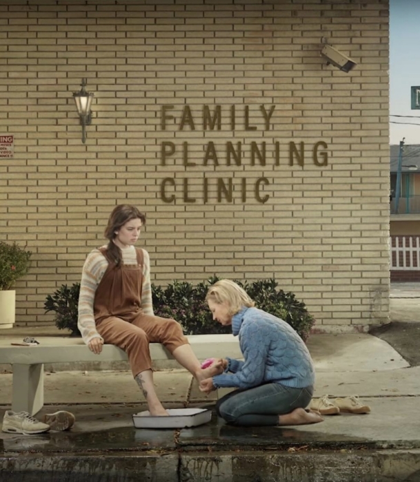 超級盃洗腳廣告中，一名中年婦女為在墮胎診所前的懷孕少女洗腳，象徵耶穌關懷少女的處境。（圖／翻攝自FB@He Get Us）