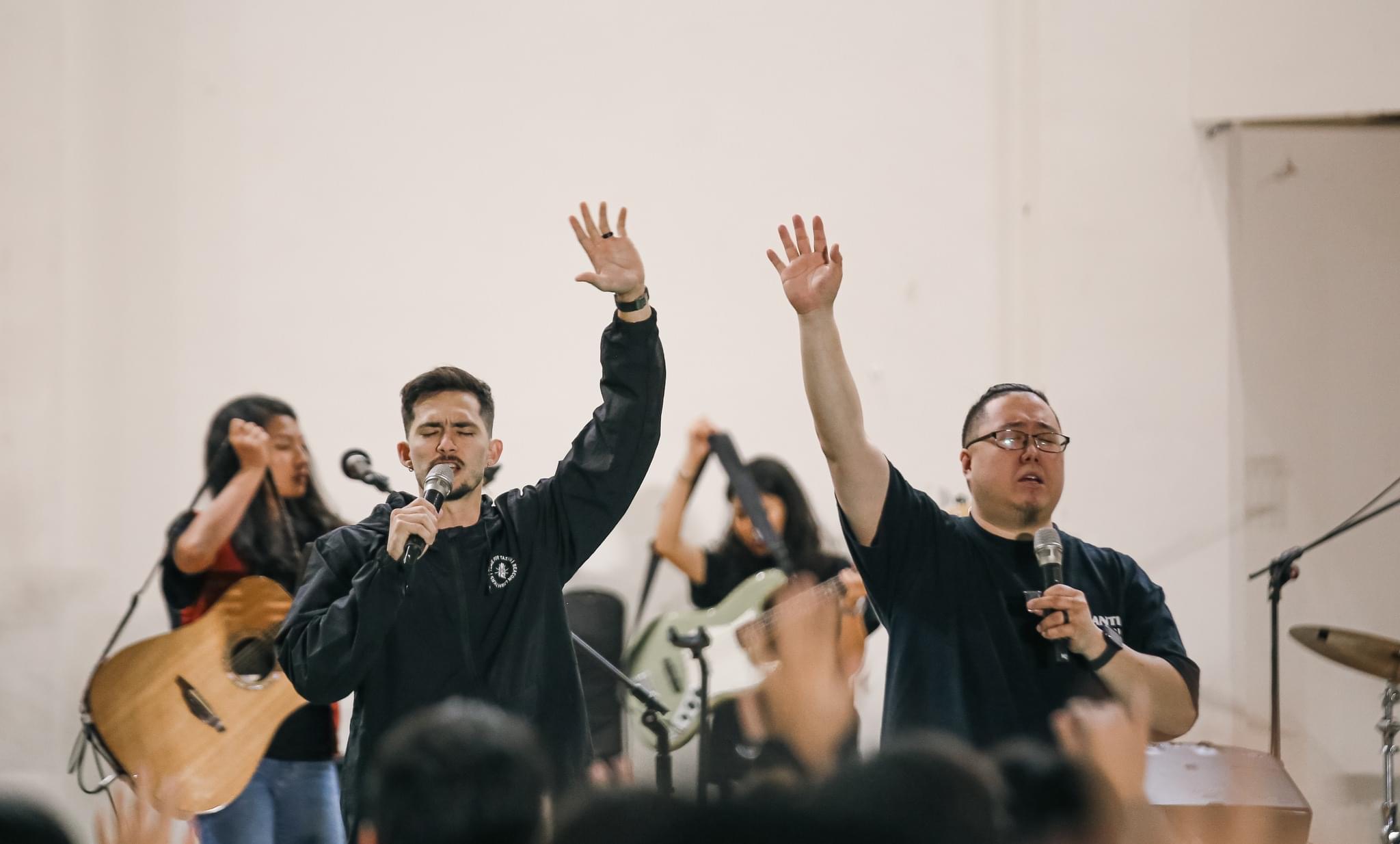 陳培恩牧師（左）與David Kim牧師。（圖／翻攝自台南活水基督教會臉書）