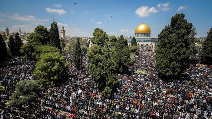 2023年4月14日，數以萬計的穆斯林聚集在耶路撒冷老城聖殿山的阿克薩清真寺大院祈禱。（照片來源：Jamal Awad/Flash90）