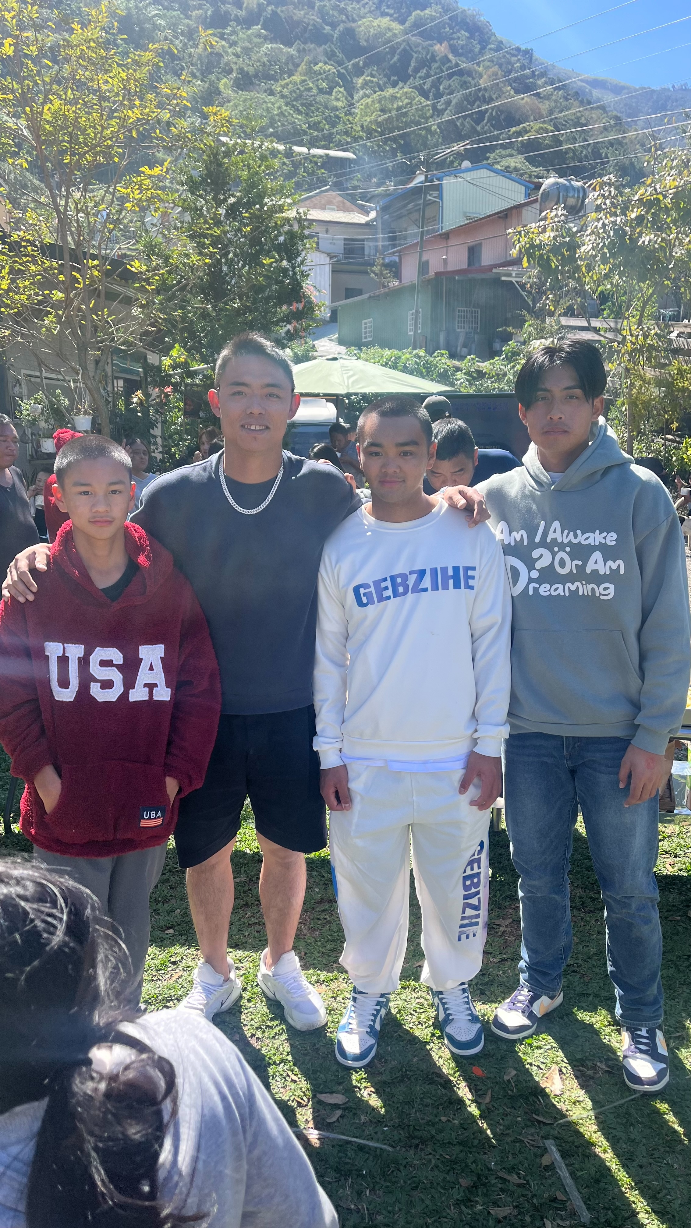 左到右，田翔睿、申皓瑋表哥、哥哥田翔澤一同參與家族聚會。。（家扶提供）