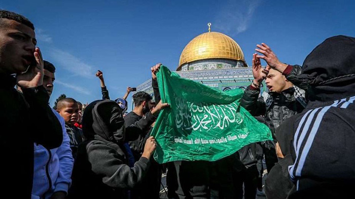 2023年1月27日，巴勒斯坦人舉著哈馬斯旗幟，在耶路撒冷老城聖殿山聚集支持恐怖主義。（照片來源：Jamal Awad/Flash90）
