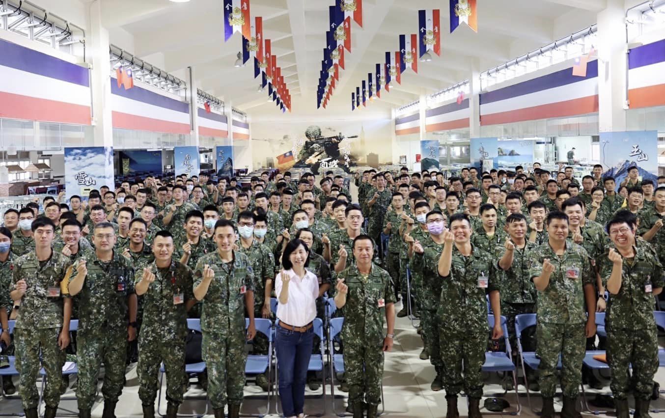Dora媽咪在軍中分享後合影。(圖/Dora媽咪臉書)