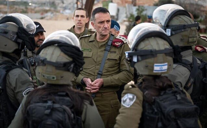 2024年3月15日，以色列國防軍參謀長赫茨．哈勒維中將在西岸與邊境警察交談。（照片來源：以色列國防軍）