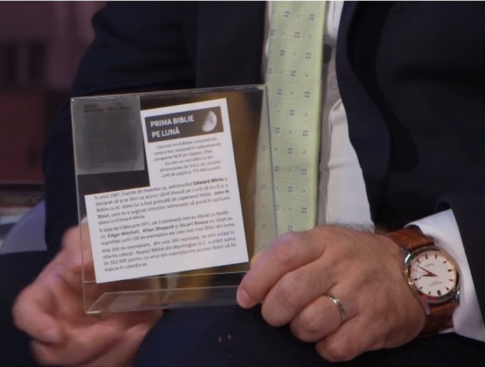 國太空人艾德加．米切爾帶上月球的微縮膠片聖經。（圖／YouTube@a7tv影片截圖）
