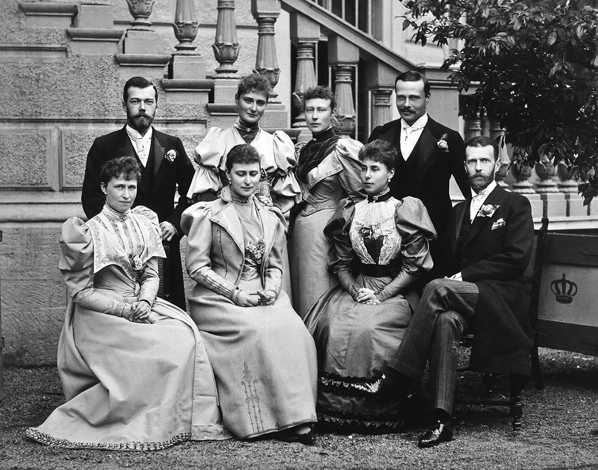 恩斯特‧路德維希（後排右一）與第一任妻子維多利亞·梅麗塔（前排右二）婚禮攝影，後排左二為阿歷克絲公主。（來源維基）